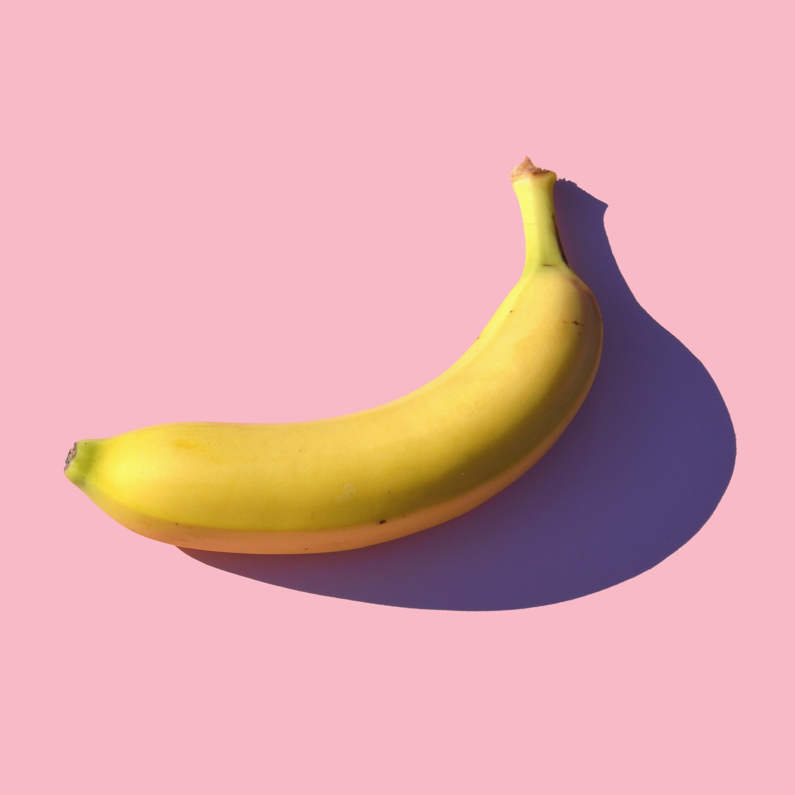 Banane mûre sur fond rose